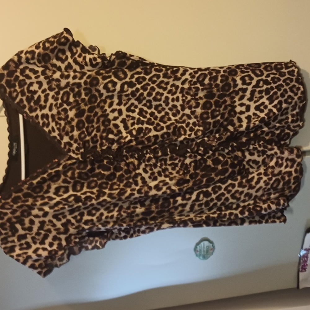 Animal print blouse, sorry sleeve with beautiful design on front